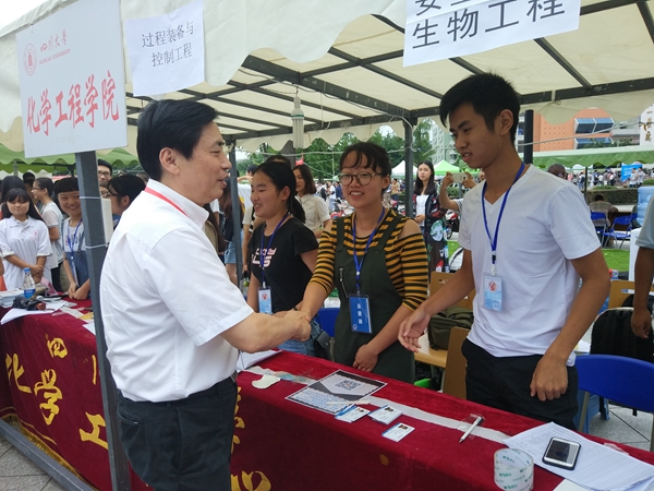 谢和平校长与参与迎新工作的同学握手_副本.jpg 谢和平校长与参与迎新工作的同学握手_副本.jpg