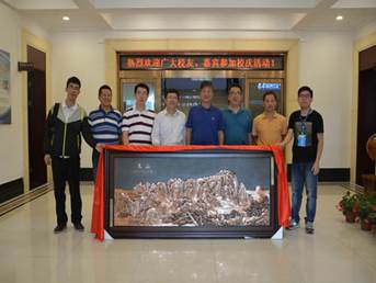 clip_image024.jpg 西北民大厚重礼品.jpg